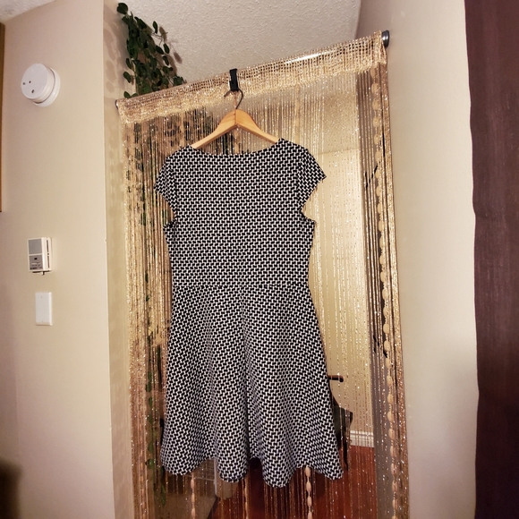 Black and white short sleeve skater dress - Picture 3 of 6